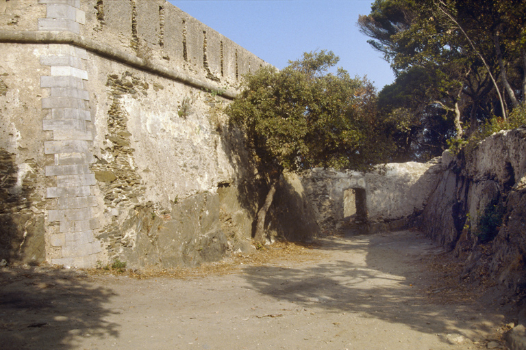 Front de gorge. Vue du fossé et de la face du demi-bastion de gauche. Au fond, batardeau fermant le fossé.