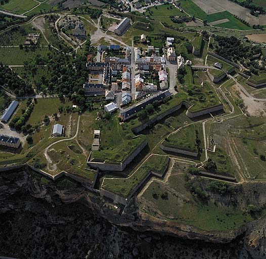 Vue de l'agglomération et du front d'Eygliers pris du sud-est.