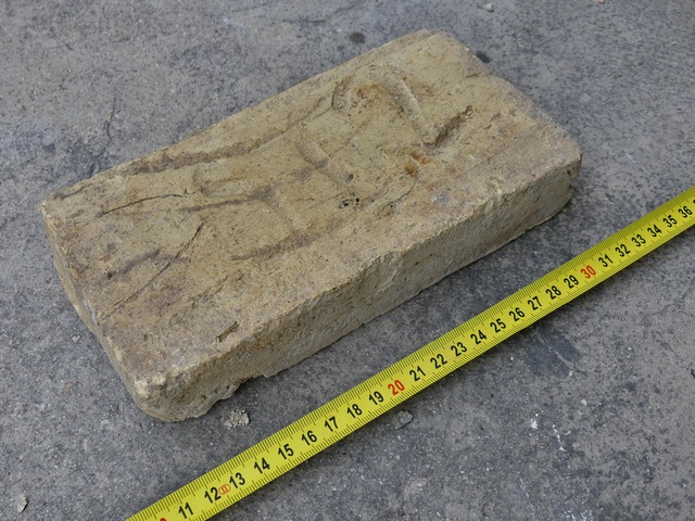 brique pleine gravée n° 1