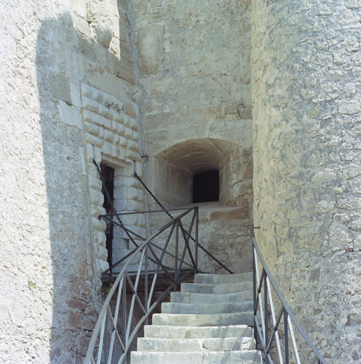 Porte du fort et embrasure du flanc du bastion de Corse (38).