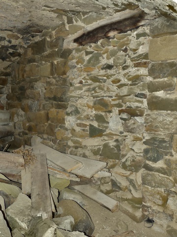 Etage de soubassement, pièce occidentale. Mur nord, porte murée.