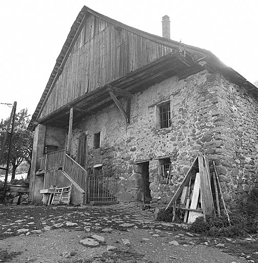 Champoléon. Les Fermonds, p. 279. Ferme avec logis à l'étage et façade en mur-pignon.