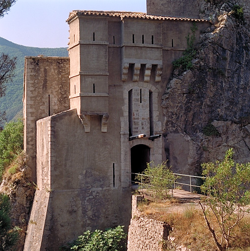 Porte 33. Vue extérieure nord de la porte de secours et corps de garde 32.