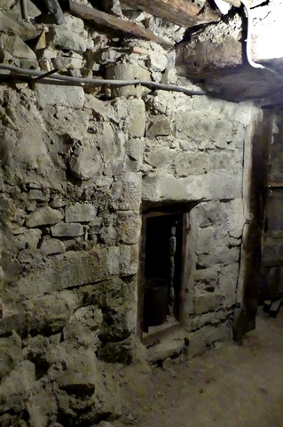 Partie nord. Etage de soubassement, couloir. Mur sud, vestiges de l'ancien escalier en vis.