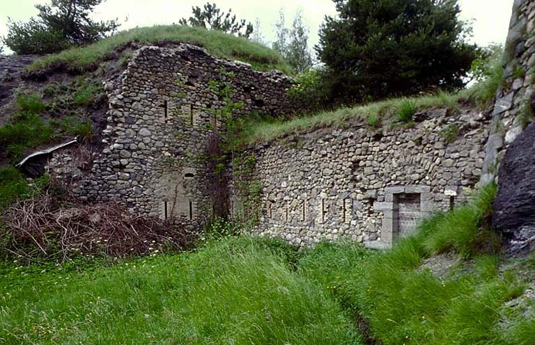 Front de tête. Casemates à feux de revers vues du sud. Au centre, double caponnière de jonction.