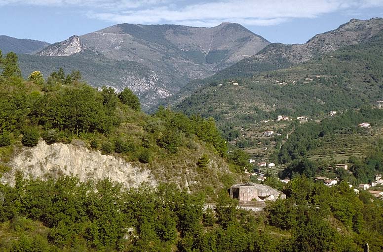 Vue prise au sud-est depuis la D 2566 par dessus la vallée du Merlanson. Le bloc 4 vu d'avant droite.