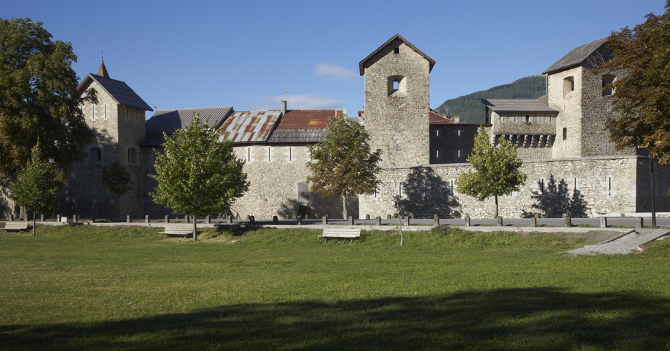 Colmars. Vue du village dans ses remparts, depuis l'est. Au centre, la tour sud de la porte de Savoie.