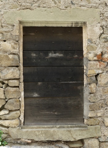 Elévation ouest, premier niveau. Fenêtre avec appui et linteau en pierre de taille et piédroits feuillurés façonnés au mortier de gypse.