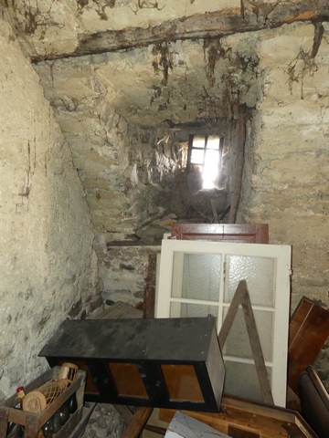Etage de soubassement, cellier sud. Mur est et fente de jour.