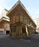 ensemble d'édifices (immeubles et établissement de bains) à cour commune avec passage couvert