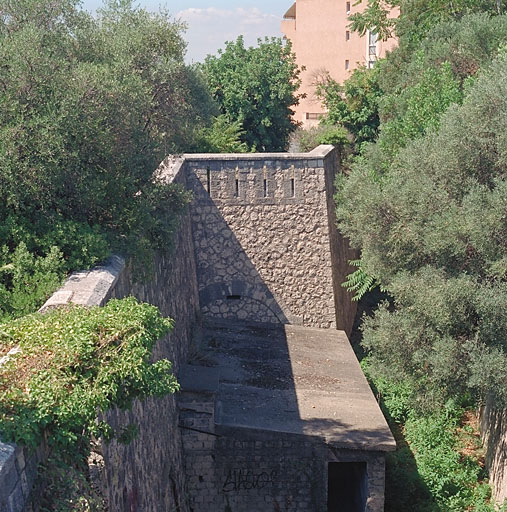 Flanc du demi bastion droit ou nord-ouest du front de gorge (à droite du front vu de dehors), avec parapet crénelé.