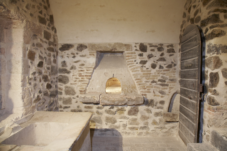 Chambre du four au premier étage de la tour.