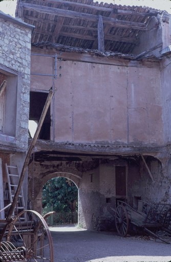 Aile sud. Passage couvert de la porte fortifiée, vue prise depuis la cour. Années 1970, cliché M. Fouche.
