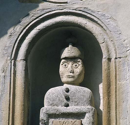 Décor d'élévation extérieure : statues (9), sculptures (masques, 7), porte, fenêtres (2), oculus, tronc, bénitier