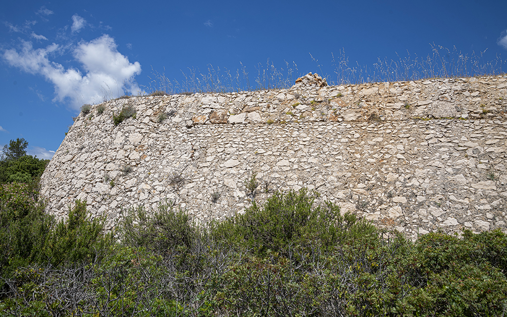 Epaulement de la batterie de gauche, détail  du revêtement extérieur avec liaison entre deux campagnes de construction