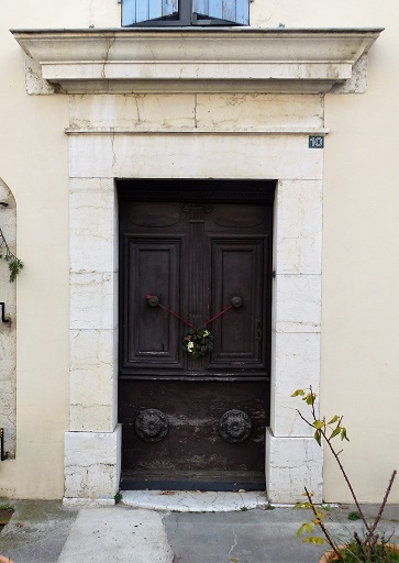 Maison (2023 B 484). Vantail avec menuiserie ouvragée.