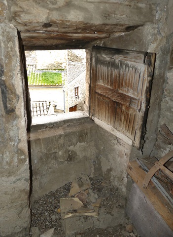 Partie centre-ouest. Etage de comble, mur sud. Jour équipé d'un volet intérieur sculpté en plis de serviette.