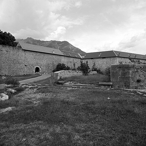 Front d'Embrun. Vue générale prise des abords de la demi-lune 41, au premier plan à droite.