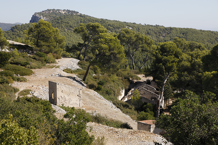 "Dessus" de l'ouvrage: petits bâtiments de lampisterie et magasin au pétrole, en haut de la rampe d'accès à la batterie, au-dessus du casernement (b).