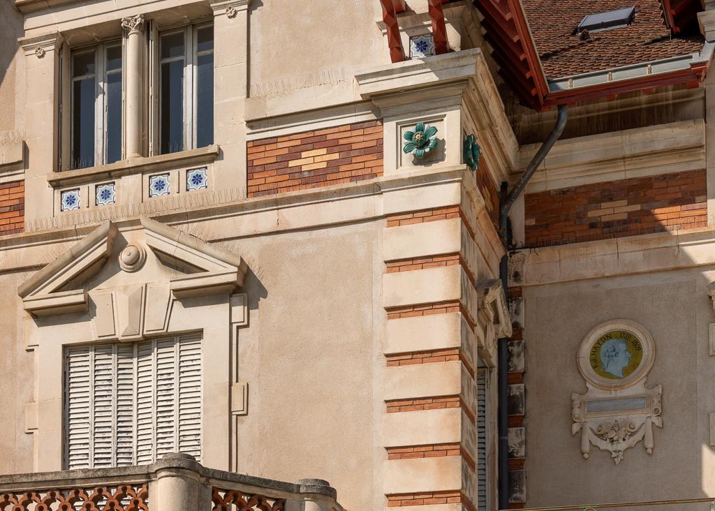 Façade sud : vue partielle.