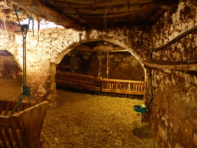 Ferme n° 2 au quartier de Nougueiret (1841 E4 353-357). Cloison sur piliers avec arcades en plein cintre.