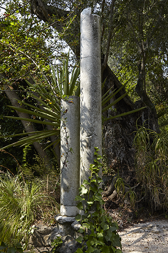 Colonnettes et chapiteaux jumelés : ruine artificielle