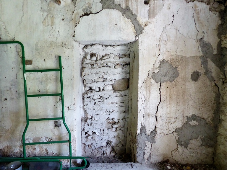 Maison-bloc, bâtiment 1. Rez-de-chaussée surélevé, pièce nord. Mur sud, ancienne porte condamnée.