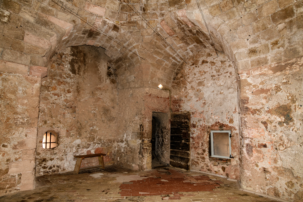 Donjon, casemate d'étage de la tour sud-est, porte au débouché du couloir d'accès dans l'angle saillant et canonnières
