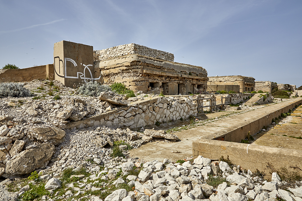 Chemin de ronde, plates-formes et magasins de combat de la batterie active