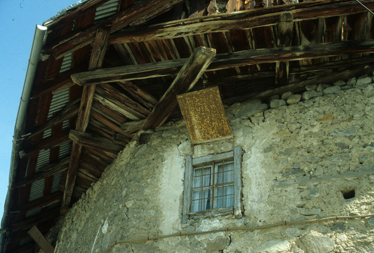 Pignon est : la fenêtre de la cage d'escalier avec abattant en métal et l'avancée de toit.