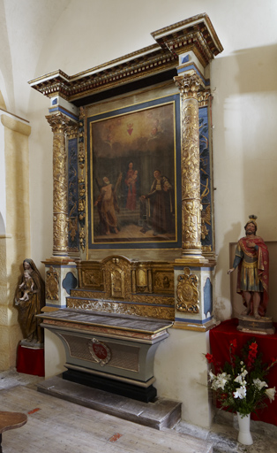 Ensemble de l'autel secondaire : deux gradins d'autel, tabernacle à ailes, retable architecturé, tableau d'autel