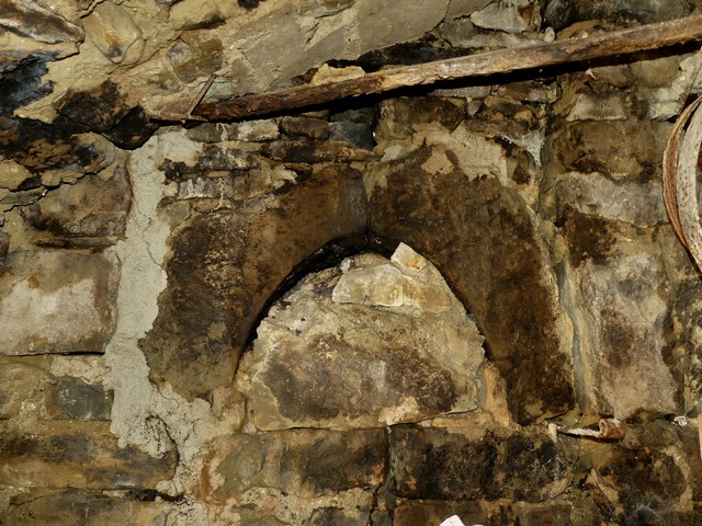 Bâtiment principal. Etage de soubassement, resserre sud. Mur sud, bouche murée du four à pain.