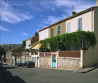 Ensemble de trois maisons jumelées (K 110 à 112), construites entre 1910 et 1915 pour J.B. Appolinaire, patron pêcheur. Vue en enfilade depuis le carrefour Farrenc-Rouvière.