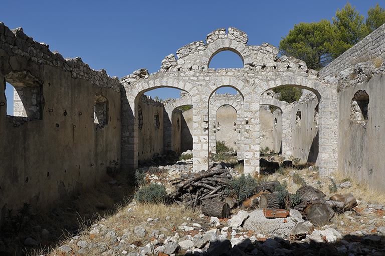 bâtiment sud du casernement, vue intérieure, murs gouttereaux et murs-diaphragmes à arcades 