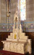 Ensemble du maître-autel de style néo-gothique : autel, quatre gradins d'autel, tabernacle, exposition