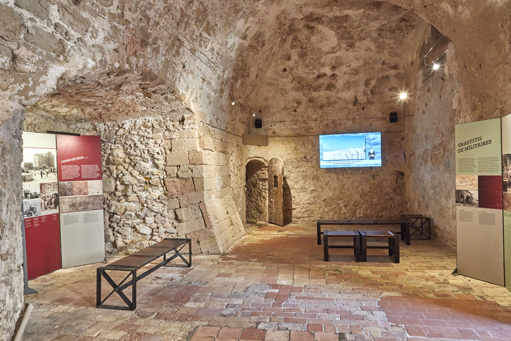 Donjon, grande casemate d'étage du corps central, côté est, angle sud-est avec porte d_accès à la tour d_angle