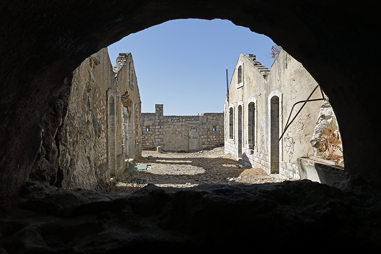 cour d'entrée intérieure entre les deux bâtiments de casernement, au fond revers de la porte, vus depuis l'entrée du souterrain