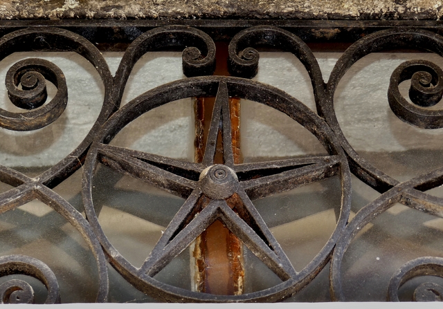 Elévation ouest, premier niveau. Porte sud, détail de la ferronnerie de l'imposte.