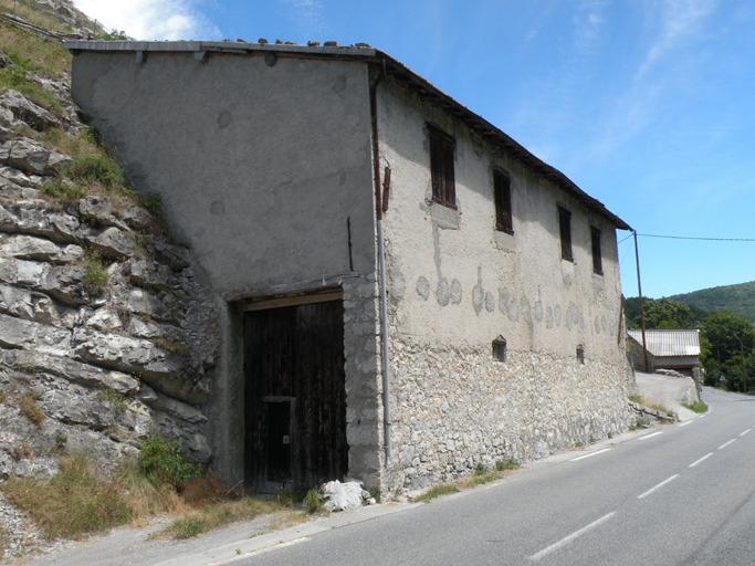 Grand entrepôt agricole à l'entrée de Vergons, vue d'ensemble.