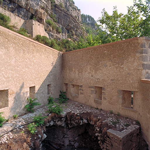 Ouvrage 17. Vue intérieure du bastion de droite du cornichon 17 et chemin de ronde.