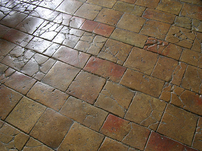 Sol en carreaux de terre cuite dans la chambre d'une maison à la Mure (La Mure-Argens).