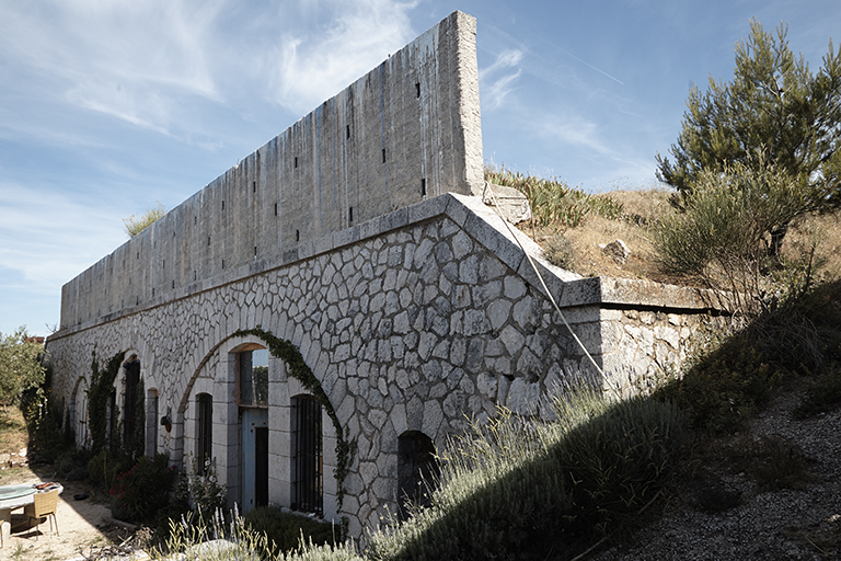 Casernement : façade sur cour, vue oblique prise du sud et de la rampe montant la la batterie.