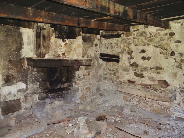 Bâtiment principal. Rez-de-chaussée surélevé, cuisine. Vue de volume prise du sud-est.