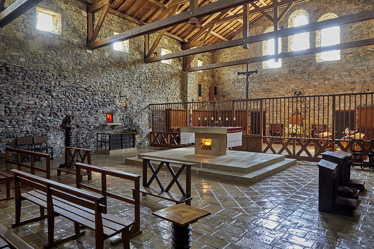 Eglise du monastère Notre-Dame de Miséricorde. Vue intérieure : le chœur depuis l'entrée.