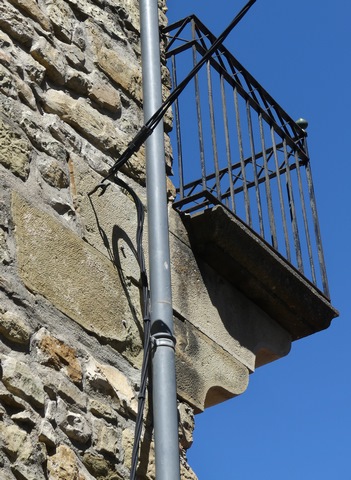 Partie sud. Ancrage des corbeaux du balcon.