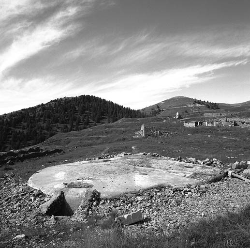 Dessus du bloc 3. A droite, ruines du casernement. Au fond, de gauche à droite, sommets et ouvrages de la Forca et Millefourches.