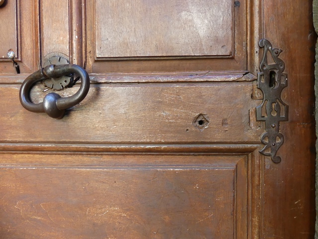 Elévation nord, premier niveau. Porte du logis, détail de la menuiserie.