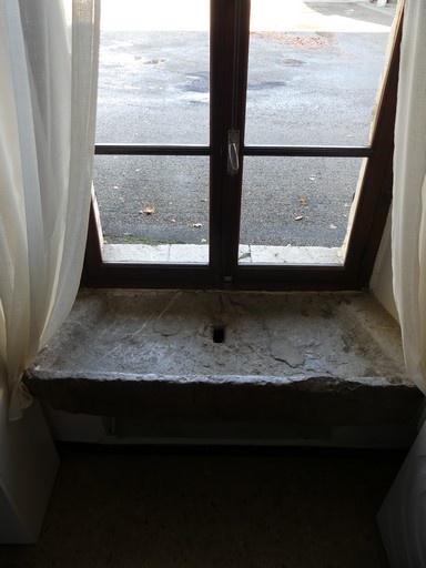 Rez-de-chaussée, cuisine. Mur nord, fenêtre avec pile d'évier intégrée dans l'allège.