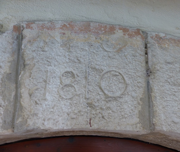 Elévation est, deuxième niveau. Porte du logis, détail de la clé avec date portée (1810).