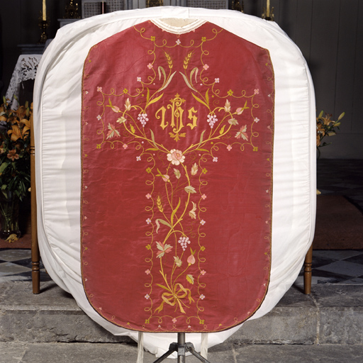 ensemble chasuble, manipule, bourse de corporal (ornement rouge)